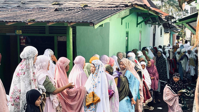 Sumber : Dokumentasi Pribadi oleh Tina Trisnawati. Berjabat Tangan di Moment Hangat Lebaran setelah Sholat Idul Fitri
