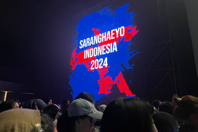 Penampilan Xiumin, Chen, dan xikers saat tampil di acara Saranghaeyo Indonesia 2024 yang digelar di Beach City International Stadium (BCIS) Ancol, Sabtu (4/5/2024). Foto: Ela Nurlaela/kumparan