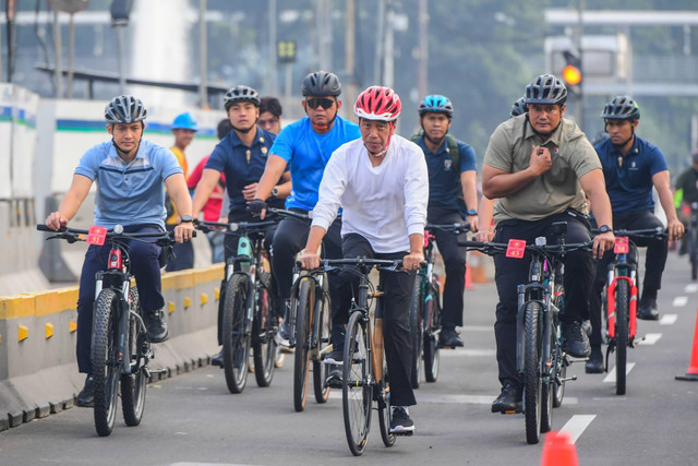 Presiden Joko Widodo bersepeda saat car free day (CFD) di Jalan MH Thamrin, Jakarta, Minggu (5/5/2024). Foto: Biro Pers Sekretariat Presiden