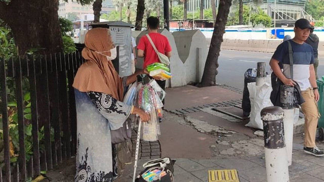 Yani (64) penjual tisu dan masker di CFD Jalan MH Thamrin, Jakarta, Minggu (5/5/2024). Foto: Rachmadi Rasyad/kumparan