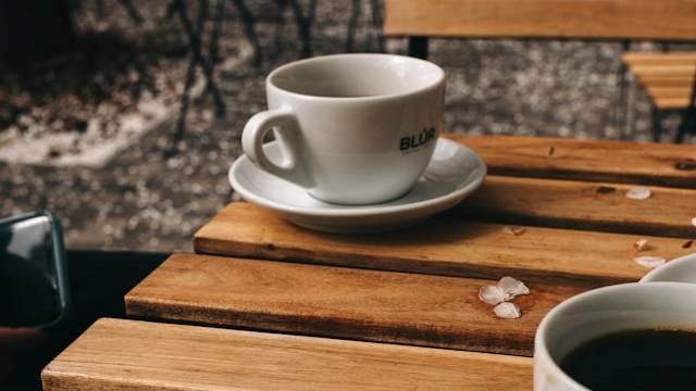Ilustrasi Cafe di Magelang View Gunung, bukan tempat sebenarnya. Sumber: Vladyslav Tobolenko / Unsplash