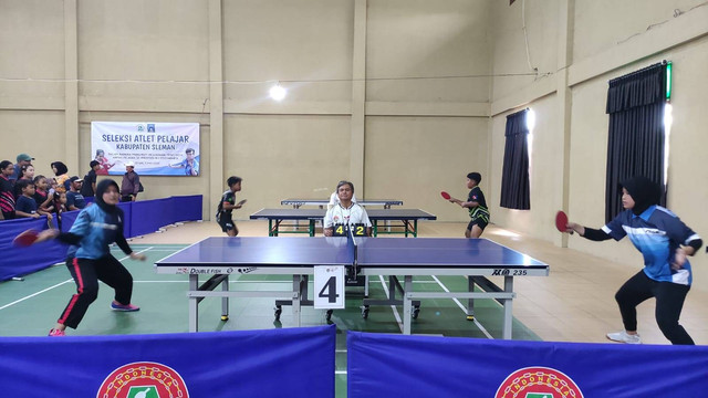 Seleksi atlet pelajar tenis meja yang diselenggarakan PTMSI Sleman di GOR Pandawa Sakti, Sleman, Minggu (5/5). Foto: Nawalre Bujanadi/Pandangan Jogja.