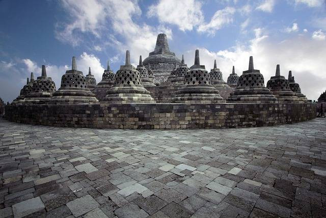 Ilustrasi perbedaan fungsi candi hindu dan buddha. Sumber: pixabay