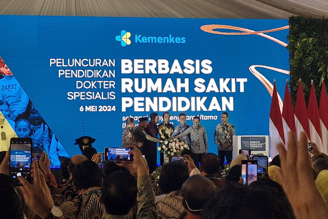 Presiden Joko Widodo dalam Peluncuran Pendidikan Dokter Spesialis Berbasis Rumah Sakit Pendidikan Penyelenggara Utama (RSP-PU) di RSAB Harapan Kita, Jakarta, Senin (6/5/2024). Foto: Nadia Riso/kumparan