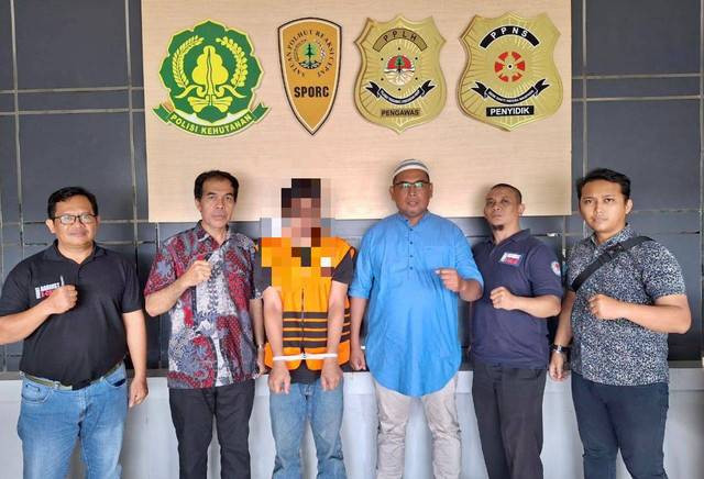 Tersangka KWPM, oknum pegawai Bea dan Cukai Ketapang saat diamankan tim gabungan BKSDA Kalbar dan Balai Gakkum KLHK. Dok, Istimewa