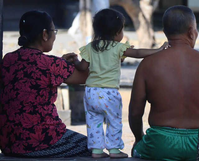 Potret keluarga kecil. Foto oleh Harry Sidi pada Unsplash