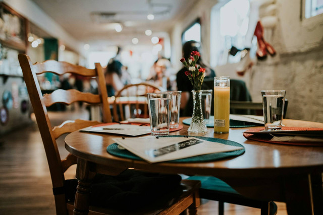 Tempat Makan di Pondok Indah. Foto hanya ilustrasi, bukan tempat sebenarnya. Sumber: Unsplash/Sandra Seitamaa