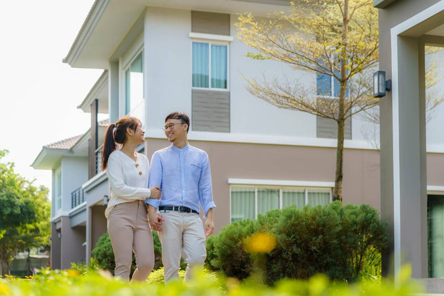 Ilustrasi pasangan membeli rumah Foto: Shutterstock