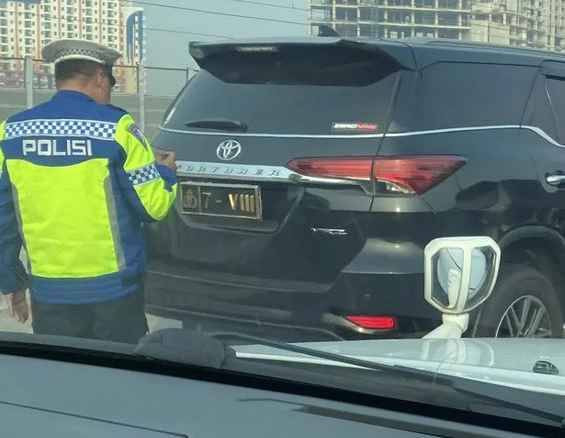 Fortuner berpelat Polri 7 - VIII yang menyebabkan kecelakaan di Tol MBZ usai ngebut di bahu jalan. Dok: Instagram @dashcam_owners_indonesia