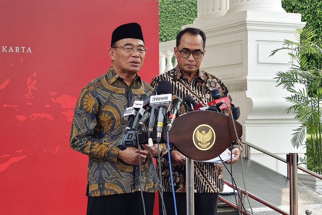 Menko PMK Muhadjir Effendy dan Menhub Budi Karya Sumadi usai ratas evaluasi Mudik 2024, Senin (6/5/2024). Foto: Nadia Riso/kumparan