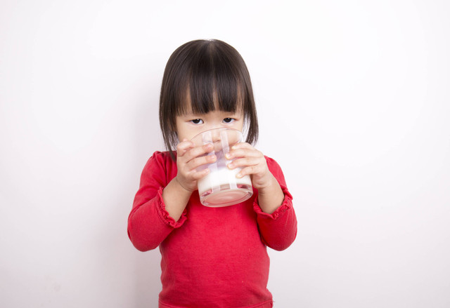 Ilustrasi anak balita minum susu.  Foto: paulaphoto/Shutterstock