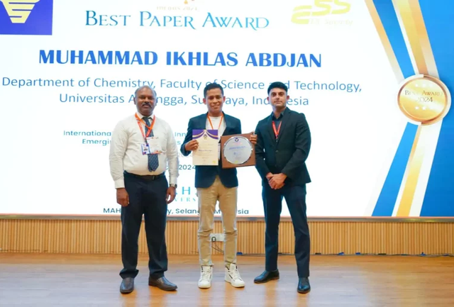 Muhammad Ikhlas Abdjan saat menerima penghargaan Engineered Science” pada International Conference on Innovative Discoveries and Advancements in Applied Sciences iDEAAS 2024 Universitas Mahsa, Kuala Lumpur Malaysia. Foto: Humas Unair