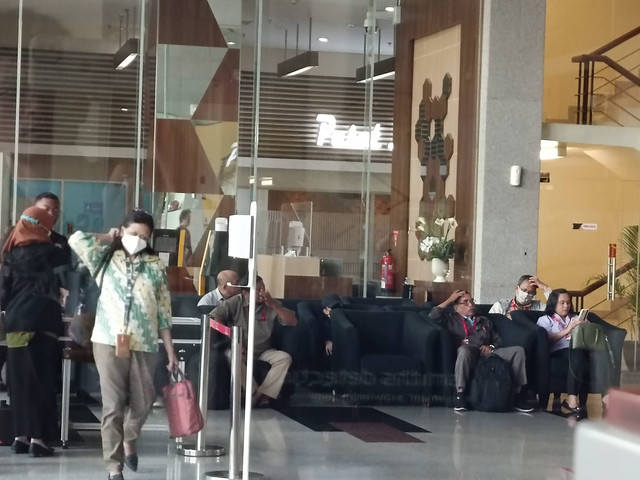 Bupati Sidoarjo Ahmad Muhdlor Ali (topi hitam) di lobi Gedung Merah Putih KPK, Selasa (7/5). Foto: Hedi/kumparan