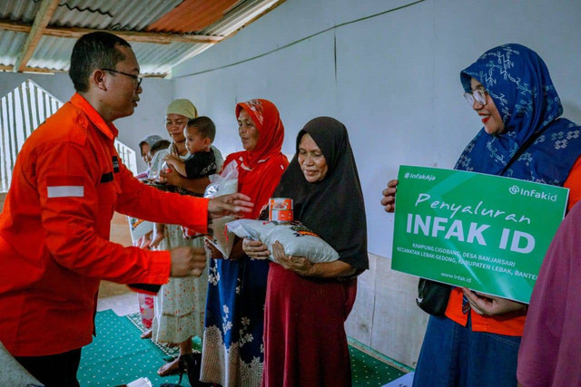 pembagian sembako berupa beras dan kornet kepada warga.