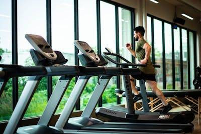 Ilustrasi gerakan gym untuk mengecilkan paha. Foto: Pexels