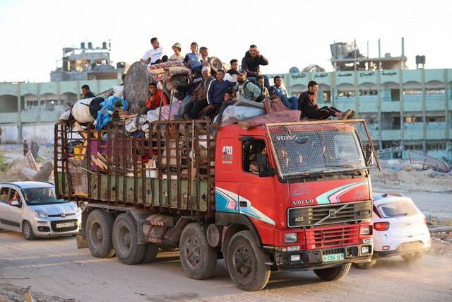Truk yang membawa warga Palestina dari Rafah dengan membawa barang-barang setelah perintah evakuasi oleh tentara Israel saat tiba di Khan Yunis, Senin (6/5/2024). Foto: Ramadhan Abed/REUTERS