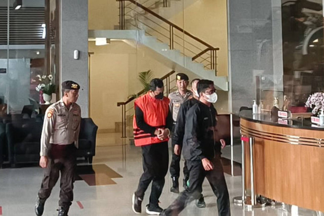 Bupati Sidoarjo Ahmad Muhdlor mengenakan rompi tahanan KPK, Selasa (7/5/2024). Foto: Hedi/kumparan