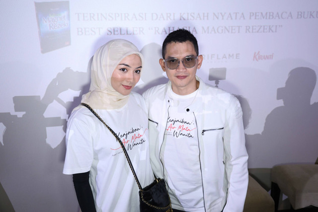 Artis Citra Kirana bersama Rezky Aditya saat konferensi pers film Keajaiban Air Mata Wanita di Plaza Indonesia, Jakarta, Selasa, (7/5/2024).  Foto: Agus Apriyanto