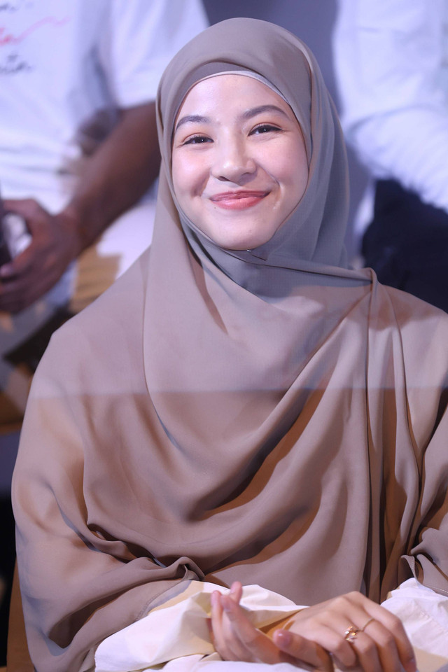 Natasha Rizky dan sejumlah pemain saat konferensi pers film Keajaiban Air Mata Wanita di Plaza Indonesia, Jakarta, Selasa, (7/5/2024). Foto: Agus Apriyanto