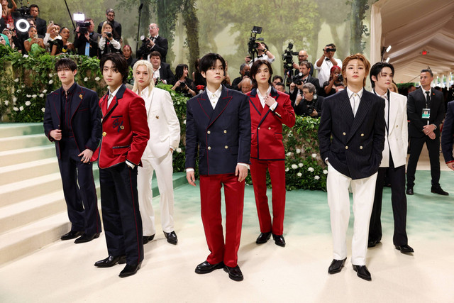Grup K-Pop Stray Kids menghadiri Met Gala 2024 di The Metropolitan Museum of Art, New York, Amerika Serikat, pada Senin (6/5/2024). Foto: Andrew Kelly/ REUTERS