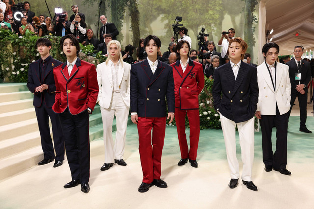 Grup K-Pop Stray Kids menghadiri Met Gala 2024 di The Metropolitan Museum of Art, New York, Amerika Serikat, pada Senin (6/5/2024). Foto: Andrew Kelly/ REUTERS