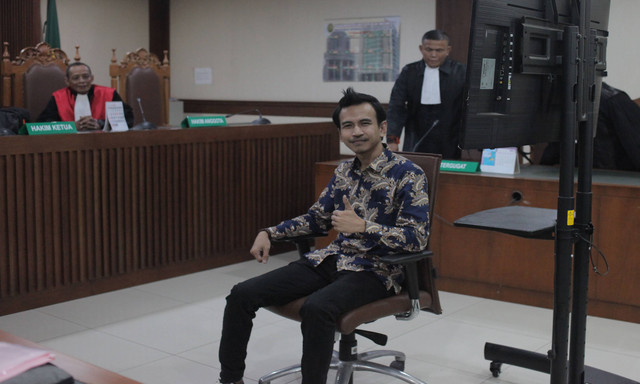 Terdakwa kasus dugaan pelanggaran Undang-Undang (UU) ITE Adam Deni Gearaka saat menjalani sidang pembacaan tuntutan di Pengadilan Negeri Jakarta Pusat, Jakarta, Selasa (7/5/2024). Foto: Reno Esnir /ANTARA FOTO
