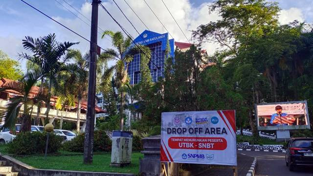 Suasana Universitas Sam Ratulangi Manado.