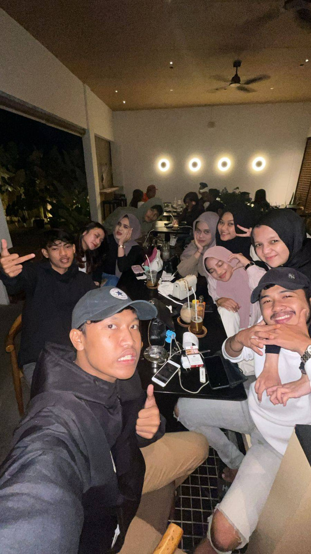 Generasi Z berkumpul di sebuah coffee shop. sumber gambar : pribadi
