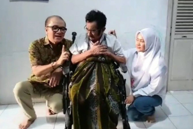 Tantowi Yahya dan Ikke Nurjanah jenguk Hamdan ATT yang tengah menderita stroke. Foto: Dok. Istimewa