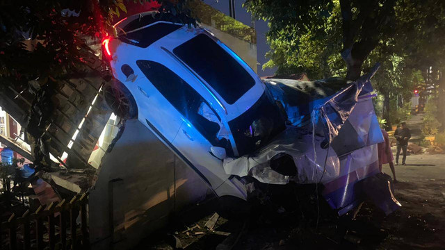Mobil Porsche di Medan tabrak mobil, tiang listrik, warung, hingga kantor Polrestabes Medan pada Rabu (8/5) pagi. Foto: Dok. Istimewa