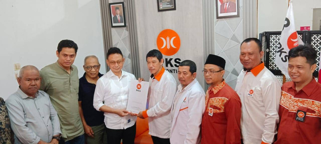 Edi Rusdi Kamtono saat mendaftar di DPD PKS Pontianak. Foto: Dok. DPD PKS Pontianak