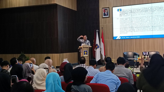 Mahfud MD menjadi pembicara di Seminar Nasional Pelaksanaan Pemilu 2024: Evaluasi dan Gagasan ke Depan yang digelar Universitas Islam Indonesia (UII), Jalan Kaliurang Km 14,5, Kabupaten Sleman, Rabu (8/5). Foto: Arfiansyah Panji Purnandaru/kumparan