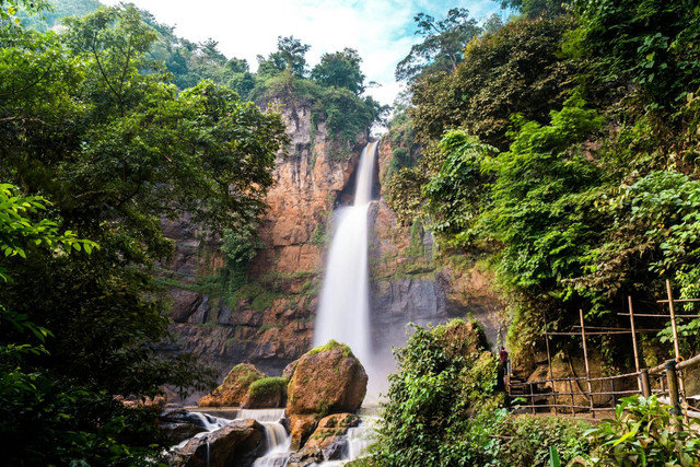 Curug Balong Endah Bogor. Foto hanya ilustrasi bukan tempat sebenarnya. Sumber foto: Unsplash.com/Fadhel Rabbani