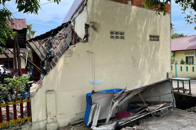 Lokasi kecelakaan mobil Porsche di Kantor Samapta Polrestabes Medan pada Rabu (8/5/2024). Foto: Tri Vosa/kumparan