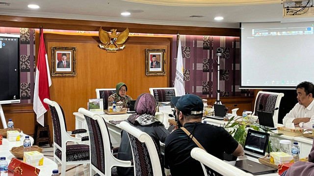 Mensos Tri Rismaharini memberikan sosialisasi mekanisme baru pengusulan bantuan sosial, Rabu (8/5/2024). Foto: Haya Syahira/kumparan