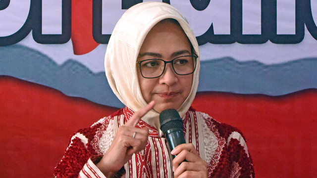 Politisi Partai Golkar Airin Rachmi Diany memberi keterangan usai menyerahkan formulir penjaringan bacagub banten 2024-2029 di Kantor DPW Partai Solidaritat Indonesia (PSI) Banten, di Serang, Rabu (8/5/2024). Foto: Antara Foto/Asep Fathulrahman