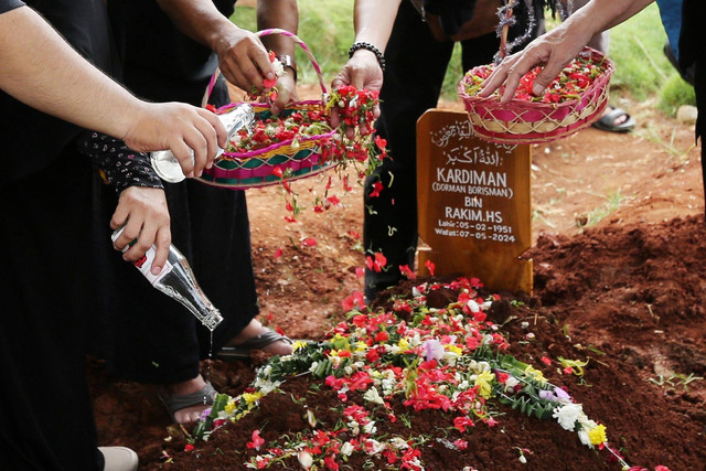 Sejumlah keluarga dan kerabat menghadiri pemakaman aktor senior Dorman Borisman di TPU Susukan, Ciracas, Jakarta, Rabu, (8/5/2024). Foto: Agus Apriyanto