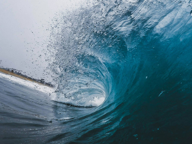 Ombak Bono. Foto Hanya Ilustrasi, Bukan Tempat Sebenarnya. Sumber Unsplash Jeremy Bishop