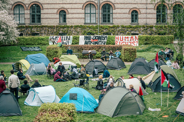 Mahasiswa pro-Palestina mendirikan tenda di Kampus Kota Universitas Kopenhagen, Denmark, Senin (6/5/2024). Foto: Roni Rekomaa/via REUTERS