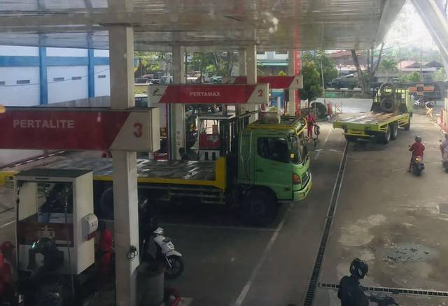 Kendaraan sedang mengisi bahan bakar solar di salah satu SPBU di Pontianak. Foto: Dok Pertamina. 