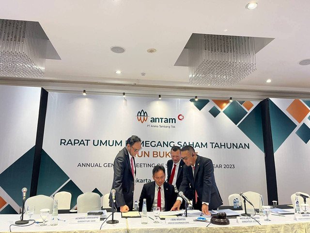 Jajaran Direksi PT Aneka Tambang Tbk (ANTM) dalam konferensi pers Rapat Umum Pemegang Saham Tahunan Tahun Buku 2023, Rabu (8/5/2024). Foto: Ghinaa Rahmatika/kumparan