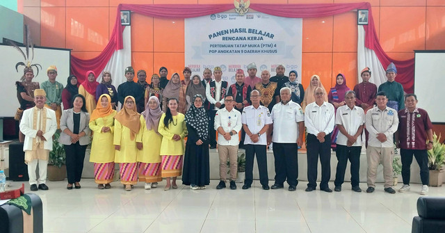 Kadisdikbud Sekdau foto bersama usai membuka Panen Hasil Belajar Rencana Kerja, Pertemuan tatap Muka (PTM) 4 PGP Angkatan 9 Daerah Khusus Kabupaten Sekadau. Foto: Dina Mariana/Hi!Pontianak