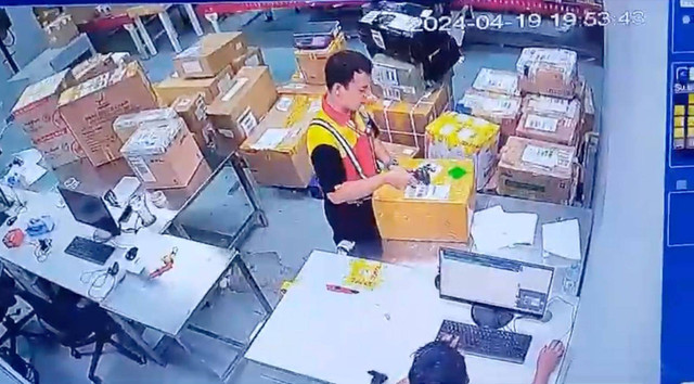 Petugas DHL sedang membuka paket mainan Megatron. dok istimewa.