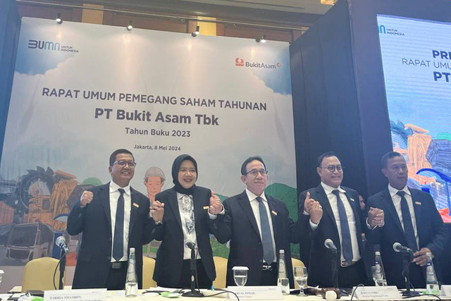 Jajaran Direksi PT Bukit Asam Tbk (PTBA) dalam konferensi pers Rapat Umum Pemegang Saham Tahunan Tahun Buku 2023, Rabu (8/5/2024). Foto: Ghinaa Rahmatika/kumparan