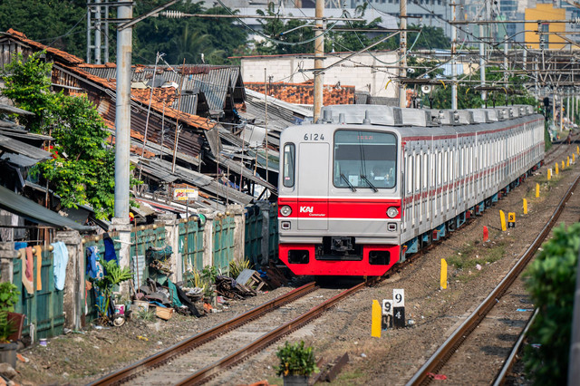 Kereta Rel Listrik (KRL) melintas di kawasan Tanah Abang, Jakarta, Rabu (8/5/2024). Foto: Bayu Pratama S/ANTARA FOTO