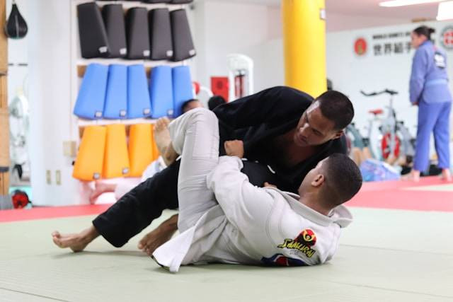 Ilustrasi Latihan Kunci dalam Karate. Foto: dok. Unsplash/Samuel Castro
