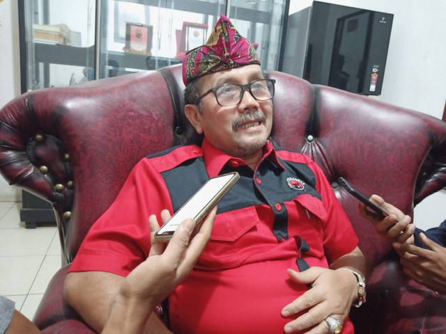Ketua DPC PDIP Kabupaten Cirebon, H Imron saat memberikan keterangan pers. Foto: Tarjoni/Ciremaitoday