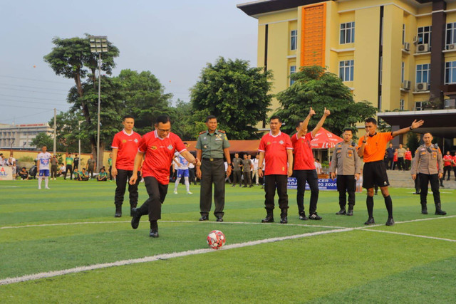 Inspektur Jenderal (Irjen) Helmy Santika ketika membuka kegiatan di lapangan mini soccer Polda Lampung pada Rabu (8/5) | Foto : Humas Polda Lampung