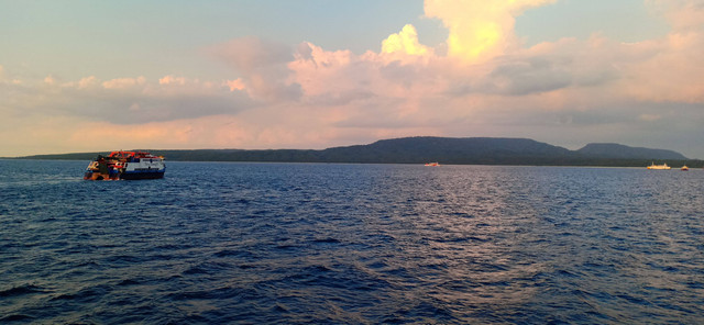 Keindahan sunset dari deck paling atas kapal ferry penyebrangan Gilimanuk- Ketapang (Sumber Foto: Dokumentasi Penulis
