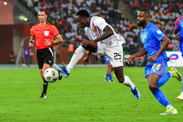 Pemain Guinea Facinet Conte beraksi dengan pemain DR Kongo Gedeon Kalulu di Stadion Alassane Ouattara di Ebimpe, Abidjan, 2 Februari 2024. Foto: Sia Kambou/AFP
